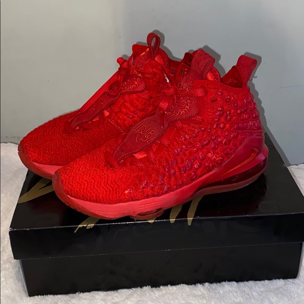 Basketball shoes